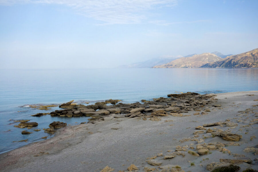 Mietwagen oder Motorrad eignen sich am besten, um den Strand von Triopetra an der Südküste von Kreta zu besuchen, Griechenland - © FRASHO / franks-travelbox