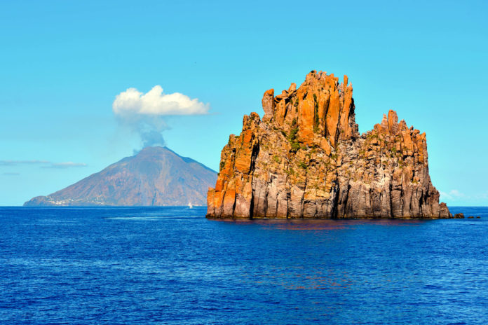 Bei den Liparischen Inseln handelt es sich um ein Archipel der Vulkane, welches im Mittelmeer nur unweit vor der italienischen Küste liegt - © maudanros / stock.adobe.com