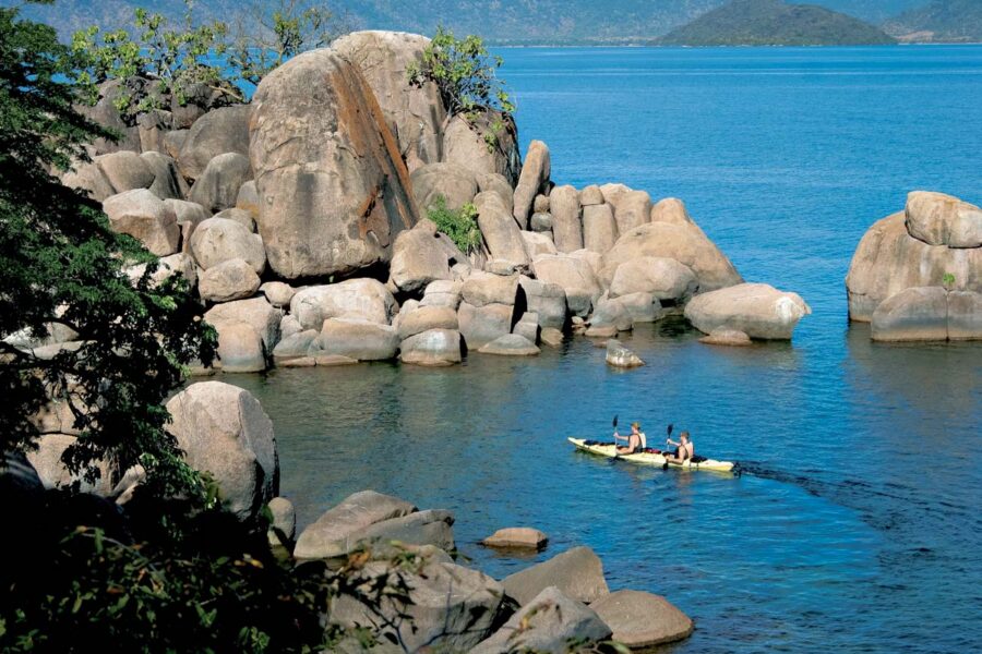 Die Küste des Malawi-Sees wird von spektakulären Felsformationen begrenzt, Malawi - © BarryTuck / Shutterstock