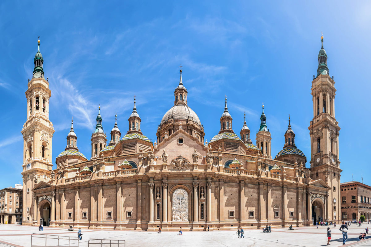 Die Basilika del Pilar ist eine der beiden Hauptkathedralen von Saragossa und die am zweithäufigsten besuchte Pilgerstätte nach der Kathedrale in Santiago de Compostela, Spanien - © Konstantin Yolshin/Shutterstock