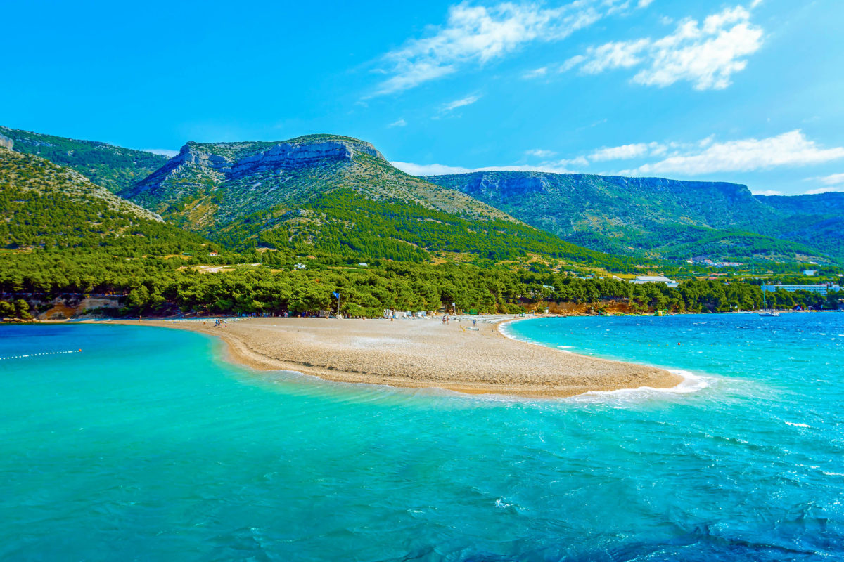 Die charakteristische Landspitze aus strahlend hellem Kiesel liegt an der Südküste der Insel bei Bol und zählt zu den Aushängeschildern von Brac, Zlatni Rat, Kroatien - © Littleaom / Shutterstock