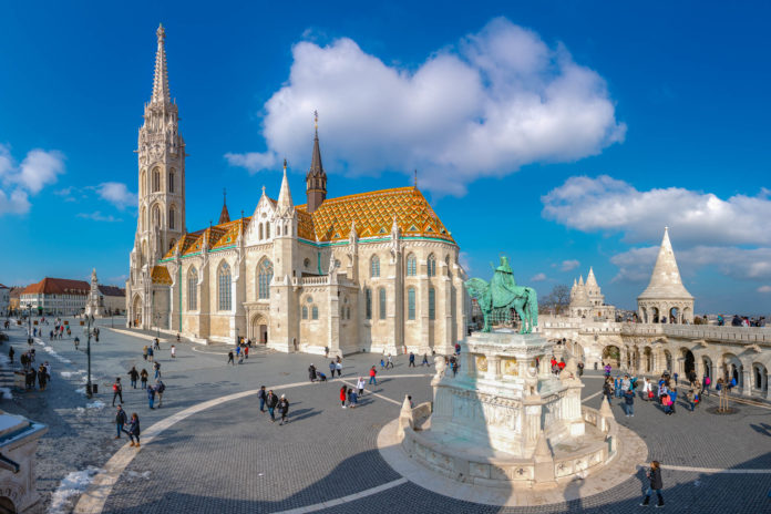 Die Reiterstatue von König Stephan I. mit der unverwechselbaren Matthiaskirche mit ihrem mit farbenprächtigen Kacheln geschmückten Dach, Budapest, Ungarn - © Georgios Tsichlis / Shutterstock