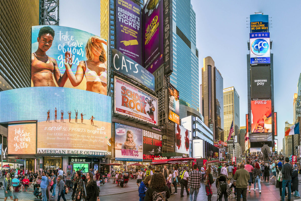 Der Times Square ist der wohl berühmteste Platz New Yorks - hier liegt auch eine weltbekannte Straße: Der Broadway, USA - © travelview / Shutterstock