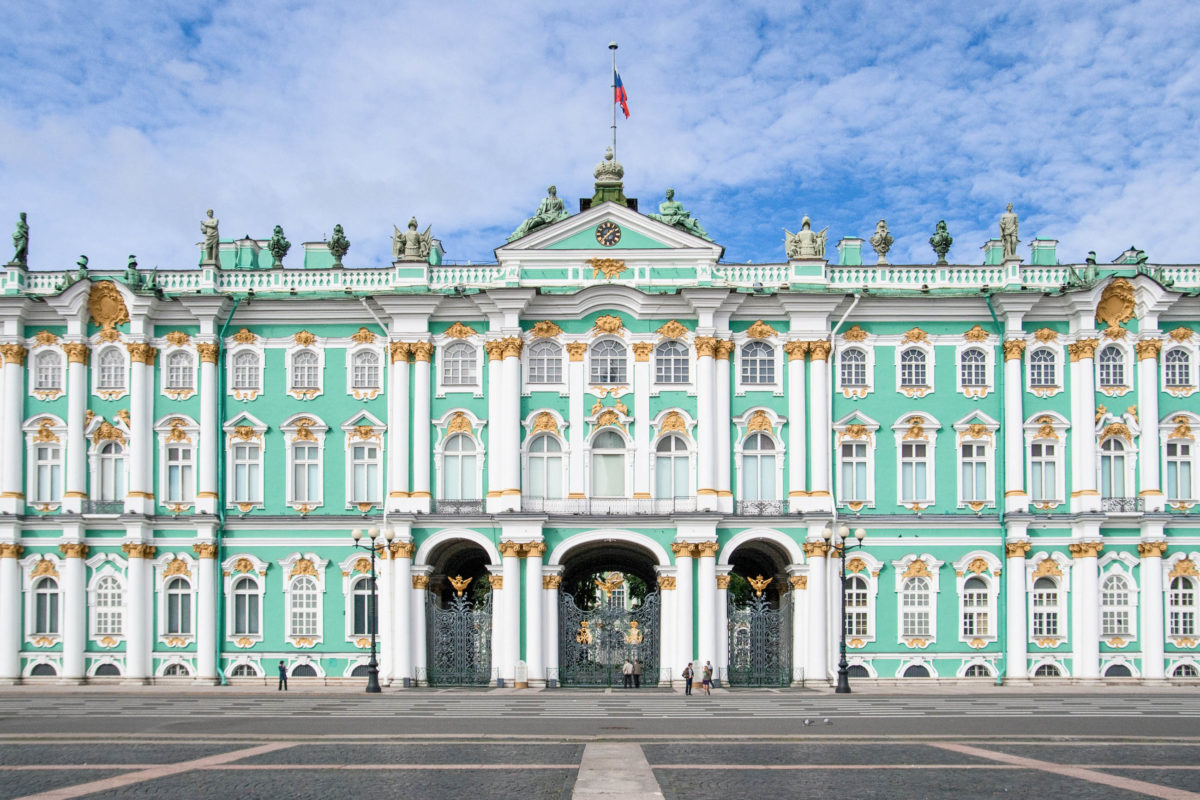 Die Eremitage in der russischen Stadt St. Petersburg zählt zu den größten und wichtigsten Kunstmuseen der Welt; Sie umfasst über 60.000 Ausstellungsstücke in 350 Sälen - © Irina Burakova / Shutterstock