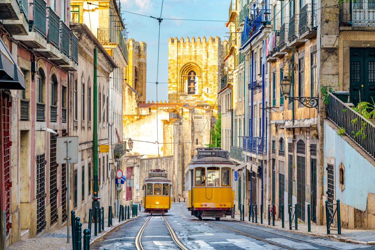 Die leuchtend gelben Waggons der Straßenbahnen stellen ein unverkennbares Wahrzeichen von Lissabon dar, Portugal - © Sean Hsu / Shutterstock