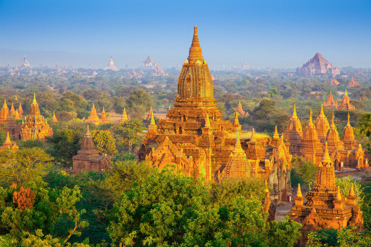 Blick auf einen Teil der an die 2.000 prächtige Stupas, Tempel und Pagoden in der historischen Königsstadt Bagan, Myanmar - © Bule Sky Studio / Shutterstock