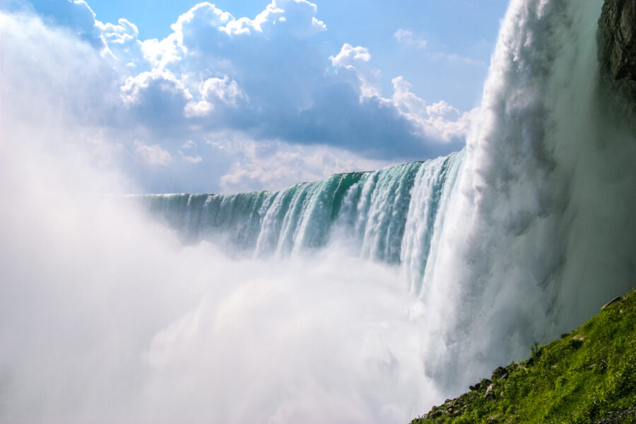 Die Niagarafälle an der Grenze zählen zu den bekanntesten Wasserfällen der Welt; Imposante Wassermengen stürzen 50m in die Tiefe und können von den Besuchern bestaunt werden, Kanada/USA  - © James Camel / franks-travelbox