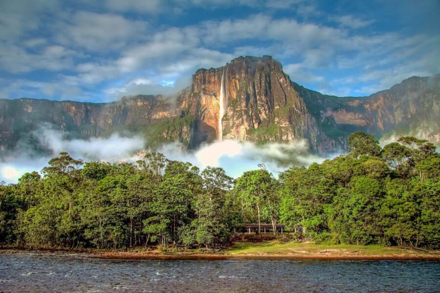 Die einheimischen Pemon-Indianer nannten die Angel Falls im Canaima Nationalpark in Venezuela Kerepakupai Vená, Fall des tiefsten Ortes - © Alice Nerr / Shutterstock