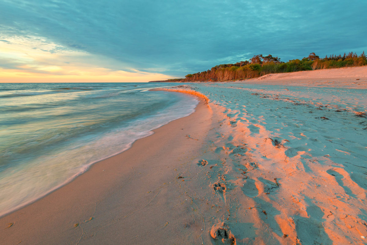 Der Darßer Weststrand gilt als schönster Strand der Ostsee und befindet sich auf der Ostseehalbinsel Fischland-Darß-Zingst, Deutschland - © thorstenstark / stock.adobe.com