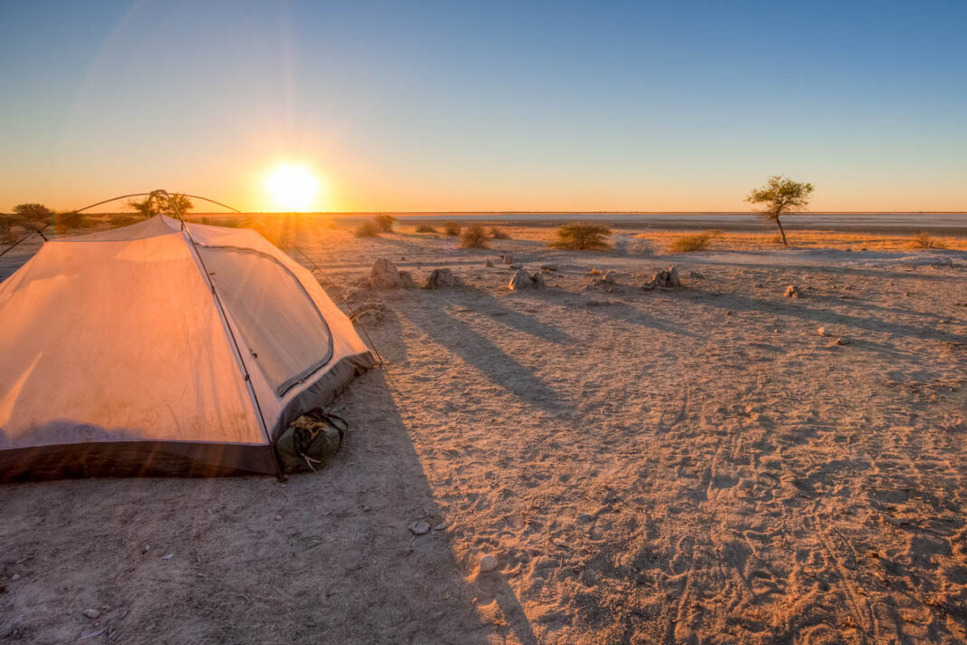 Ein Zelt in der Makgadikgadi Salzpfanne im Norden von Botswana - © Jandrie Lombard / Fotolia