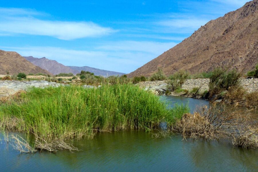 Der Oranje, der Grenzfluss zwischen Namibia und Südafrika, läuft mitten durch den Ai-Ais/Richtersveld Nationalpark hindurch - © FRASHO / franks-travelbox