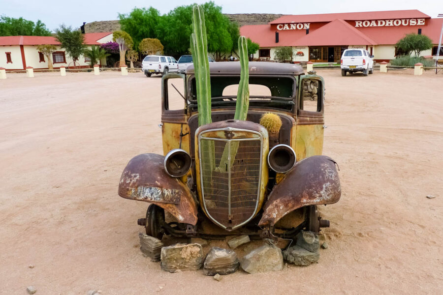 Ein uraltes Autowrack vor dem Canon Roadhouse, Fish River Canyon, Namibia - © FRASHO / franks-travelbox