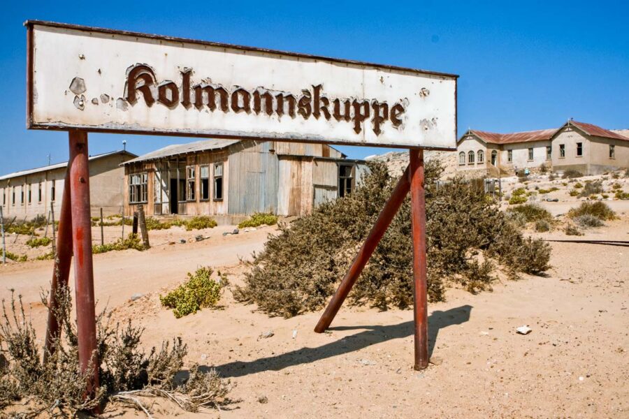 Die Geisterstadt Kolmanskop, auch Kolmanskuppe, liegt im Süden von Namibia etwa 19km von der Hafenstadt Lüderitz entfernt - © Willem Kerkhof / Shutterstock
