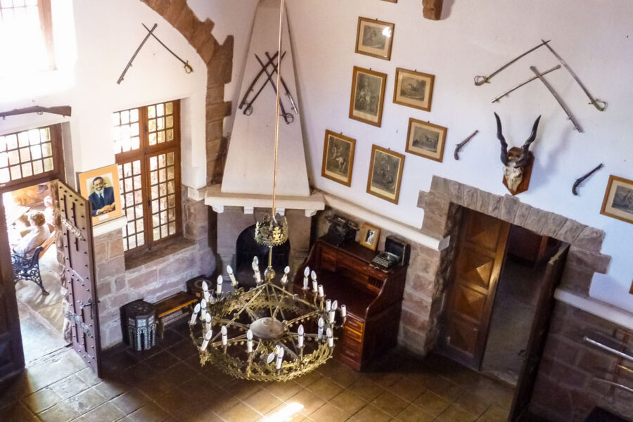 Innenansicht des Schloss Duwisib, das der Staat Namibia Anfang der 90er-Jahre großzügig renovieren und zum Museum umbauen ließ - © FRASHO / franks-travelbox
