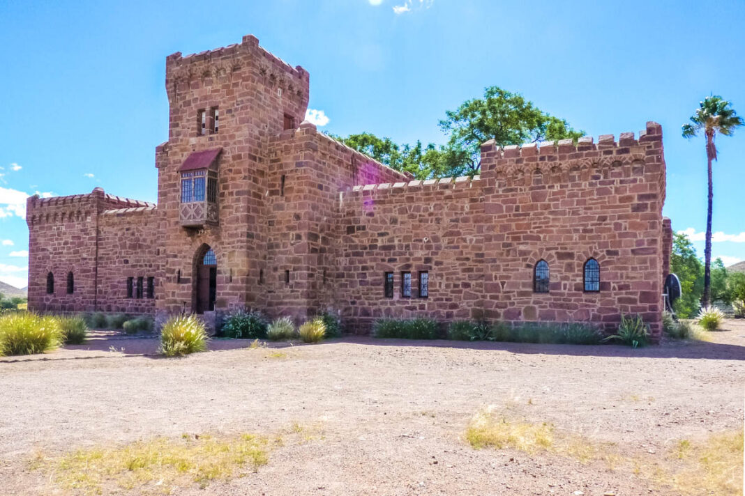 Das skurrile Schloss Duwisib liegt im Süden von Namibia und ist wohl die ungewöhnlichste Sehenswürdigkeit des ganzen Landes - © FRASHO / franks-travelbox