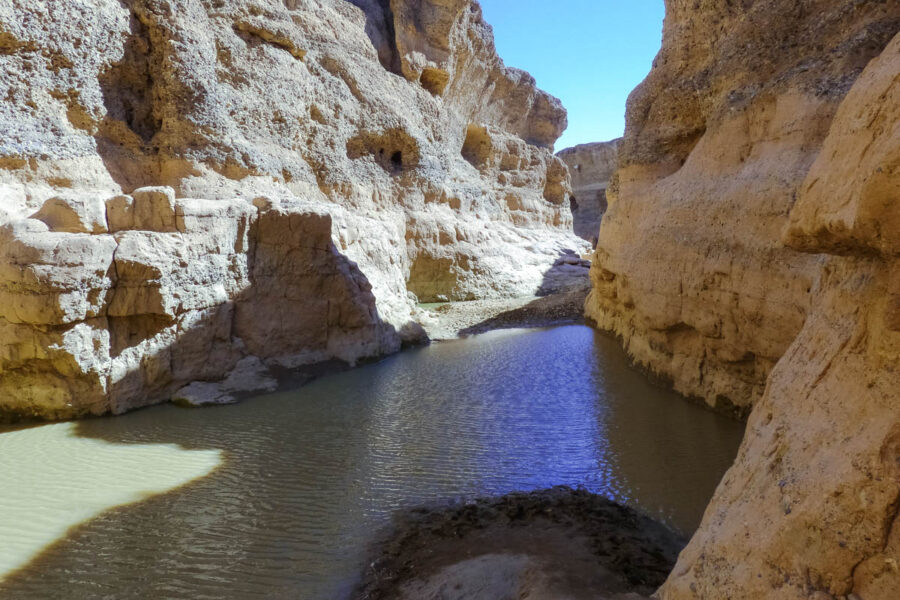Der Sesriem Canyon wurde im Lauf von 2 Millionen Jahren vom Fluss Tsauchab bis zu 30m tief in die namibische Wüste gefressen, Namibia - © FRASHO / franks-travelbox