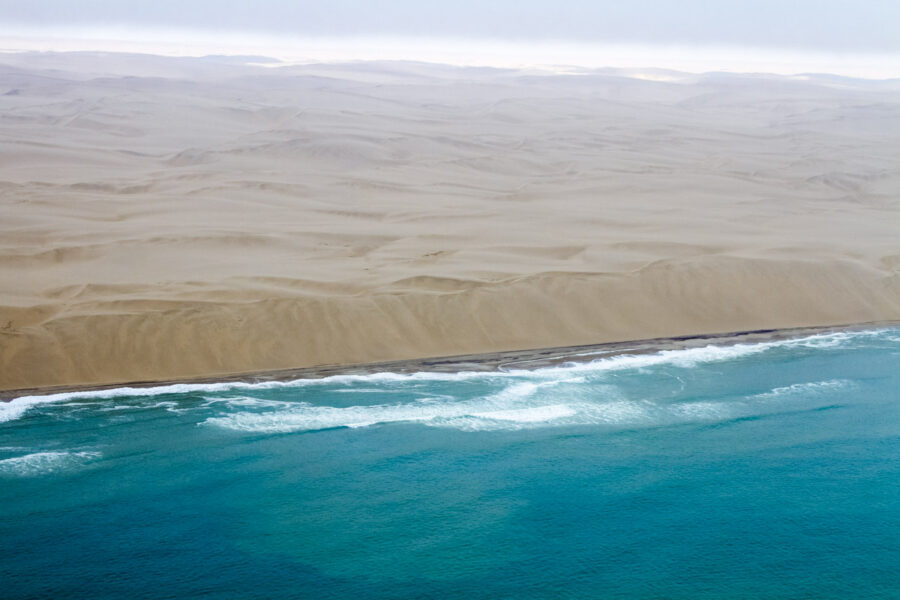 Luftaufnahme der Skelett-Küste in mit der daran anschließenden Namib Wüste, Namibia - © Txanbelin / Shutterstock