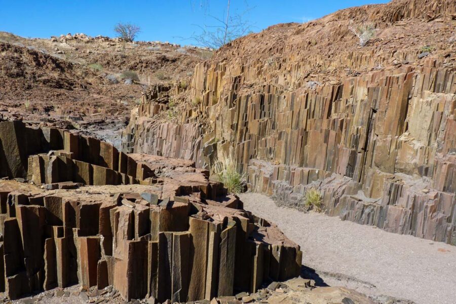 Die steinernen Orgelpfeifen im Norden von Namibia eignen sich hervorragend als kurzer Zwischenstopp zwischen Twyfelfontein und Khorixas - © FRASHO / franks-travelbox