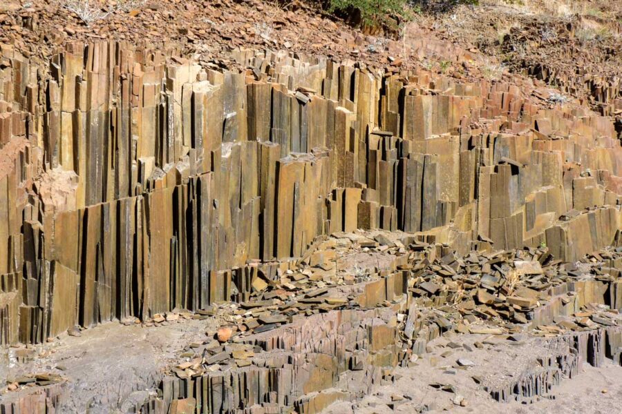 Die Orgelpfeifen im Norden von Namibia entstanden vor rund 150 Millionen, als flüssige Lava in das vorhandene Schiefergestein eindrang - © FRASHO / franks-travelbox