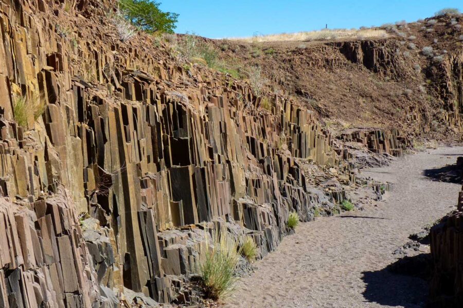 Einst floss zwischen den Orgelpfeifen von Namibia ein Fluss, der wohl auch zur Freilegung der eckigen Basaltsäulen beigetragen hatte - © FRASHO / franks-travelbox