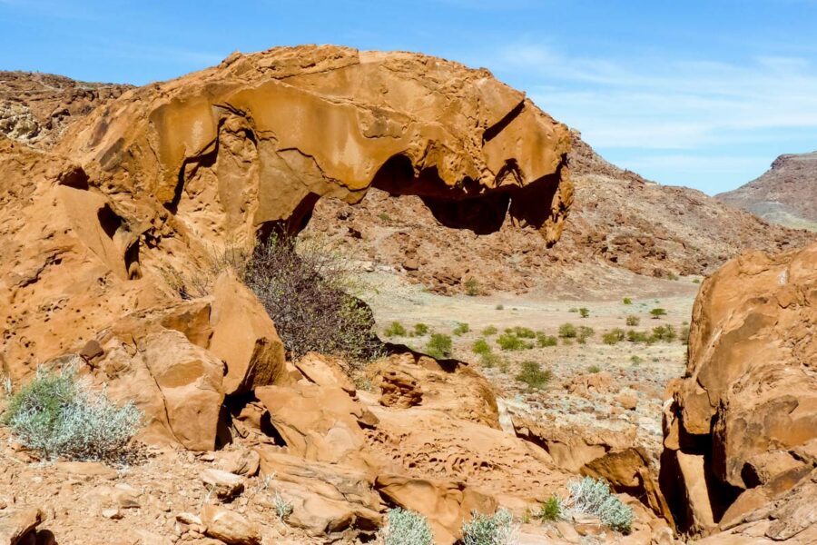 Zur berühmten Felsformation – das Löwenmaul - in Twyfelfontein kommt man nur wenn man den längeren, ca. 2 Stunden dauernden Weg nimmt, Namibia  - © FRASHO / franks-travelbox