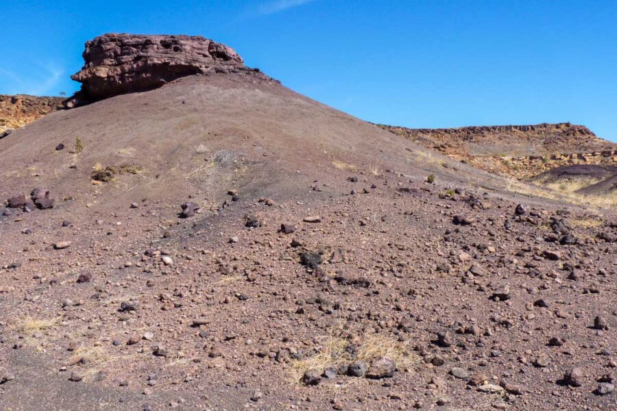 Der verbrannte Berg im Norden von Namibia ist mit seinem wechselnden Farbenspiel in der Abenddämmerung am interessanten anzusehen - © FRASHO / franks-travelbox