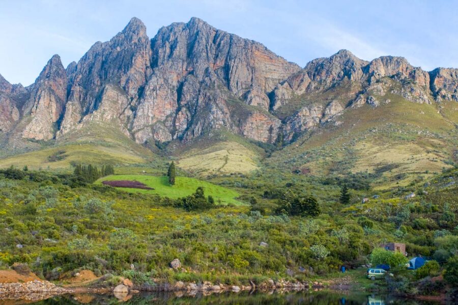 Ein Campingplatz in den Zederbergen im Westen von Südafrika - © Abraham Badenhorst / Shutterstoc
