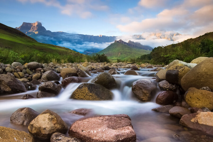 Blick auf die Drakensberge kurz nach Sonnenaufgang, im Vordergrund der Fluss Tugela, Südafrika - © Mark Dumbleton / Shutterstock