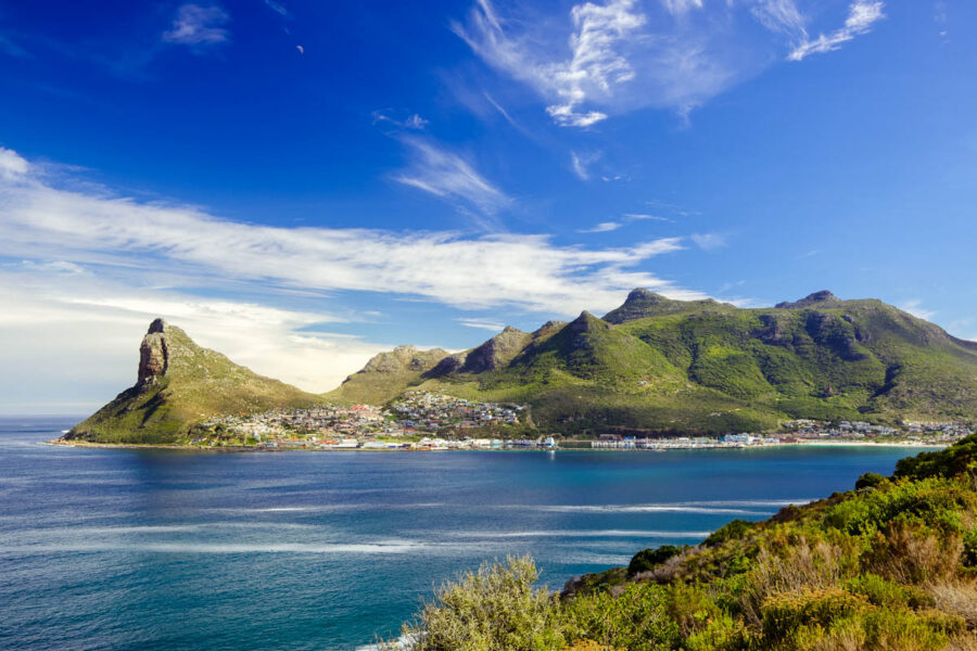 Blick auf die Hout Bay und "The Sentinel" vom Chapmans Peak Drive gesehen, Südafrika - © David Steele / Shutterstock