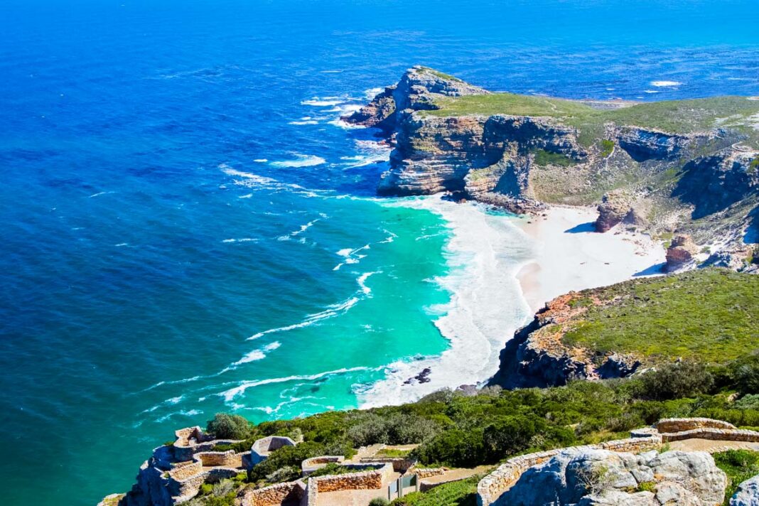 Das Kap der Guten Hoffnung wurde früher aufgrund seiner heimtückischen Klippen von Schiffen gefürchtet und ist es heute ein atemberaubendes Naturparadies, Südafrika - © Denis Mironov / Shutterstock