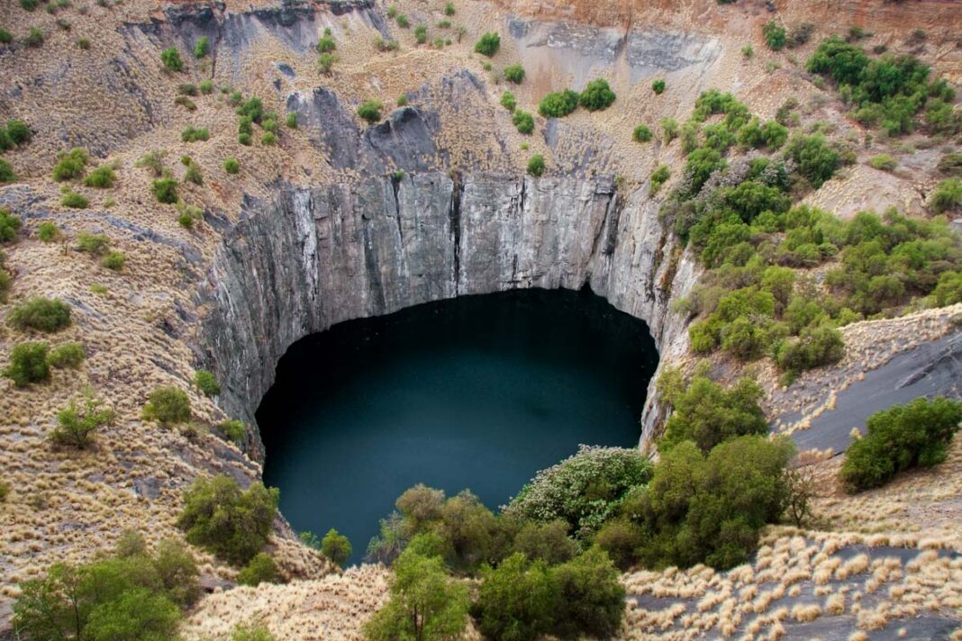 The Big Hole („Das Große Loch“) liegt im Zentrum Südafrikas mitten in der Stadt Kimberley und ist das größte je von Menschenhand geschaffene Loch - © Daleen Loest / Shutterstock