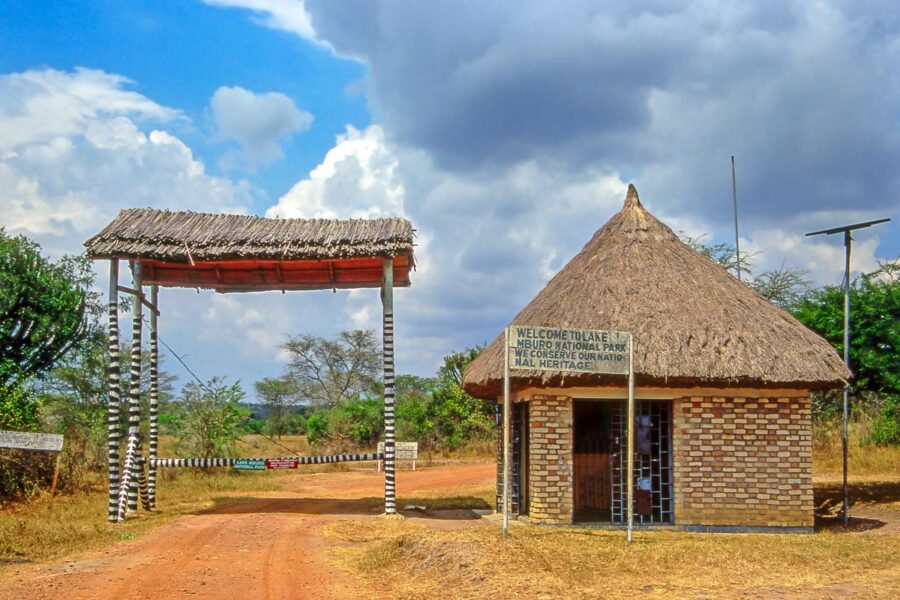 Das Eingangstor zum Lake Mburo Nationalpark in Uganda - © Pecold / Shutterstock