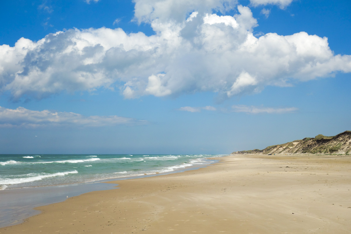 Feiner Sand und kristallklares Meer sorgen für perfekte Entspannung und unvergessliche Sonnenuntergänge an Dänemarks schönsten Nordsee-Stränden