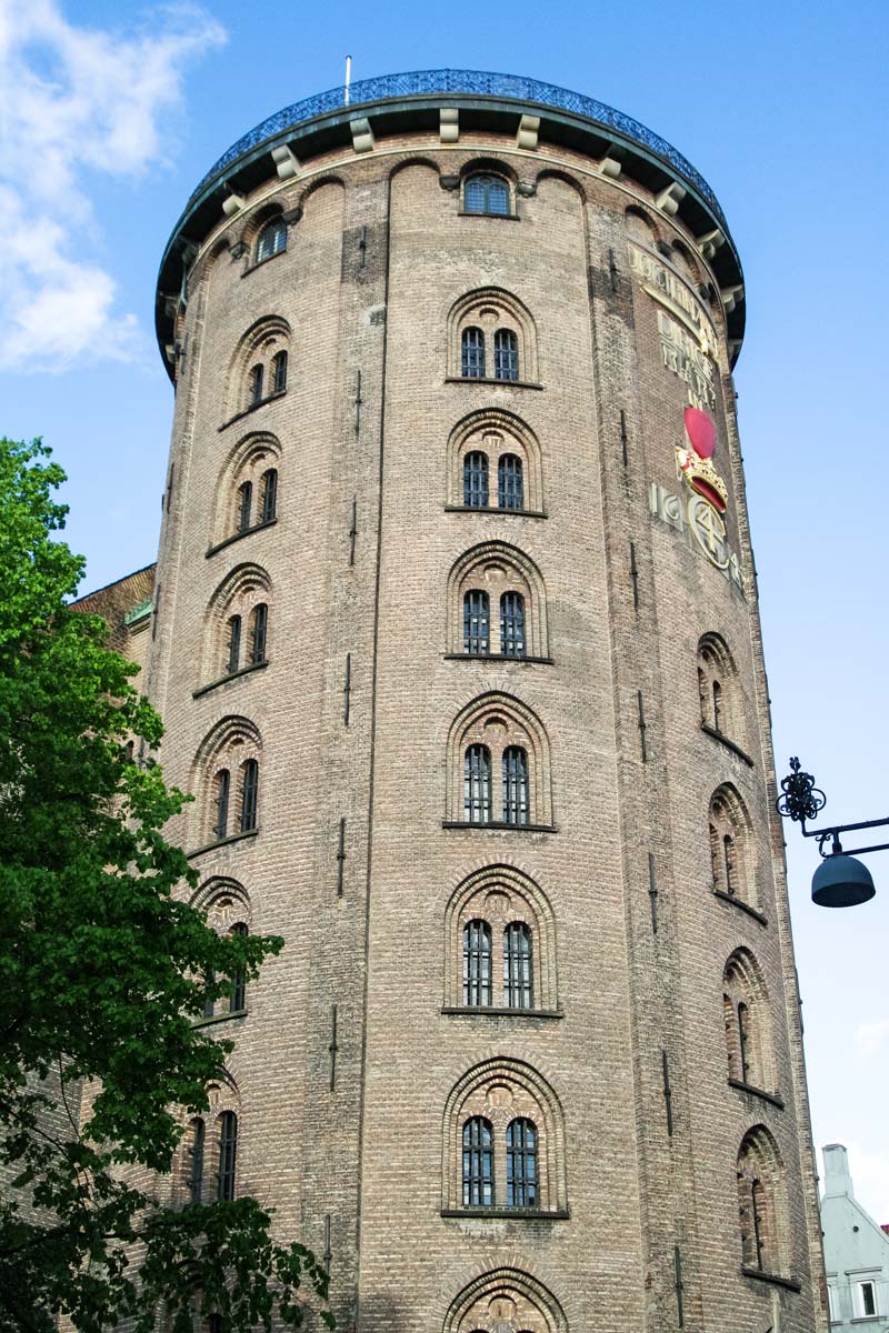 Der Runde Turm von Kopenhagen ist 35m hoch und hat einen Durchmesser von etwa 15m, Dänemark