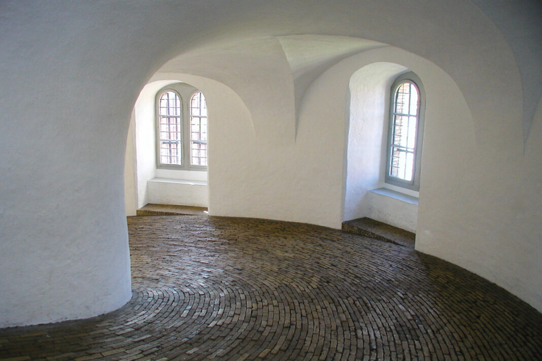 Die „Reittreppe“, ein über 200m langer, spiralförmig gewundener Gang führt auf den Runden Turm von Kopenhagen, Dänemark - © Stefan Balk / Fotolia