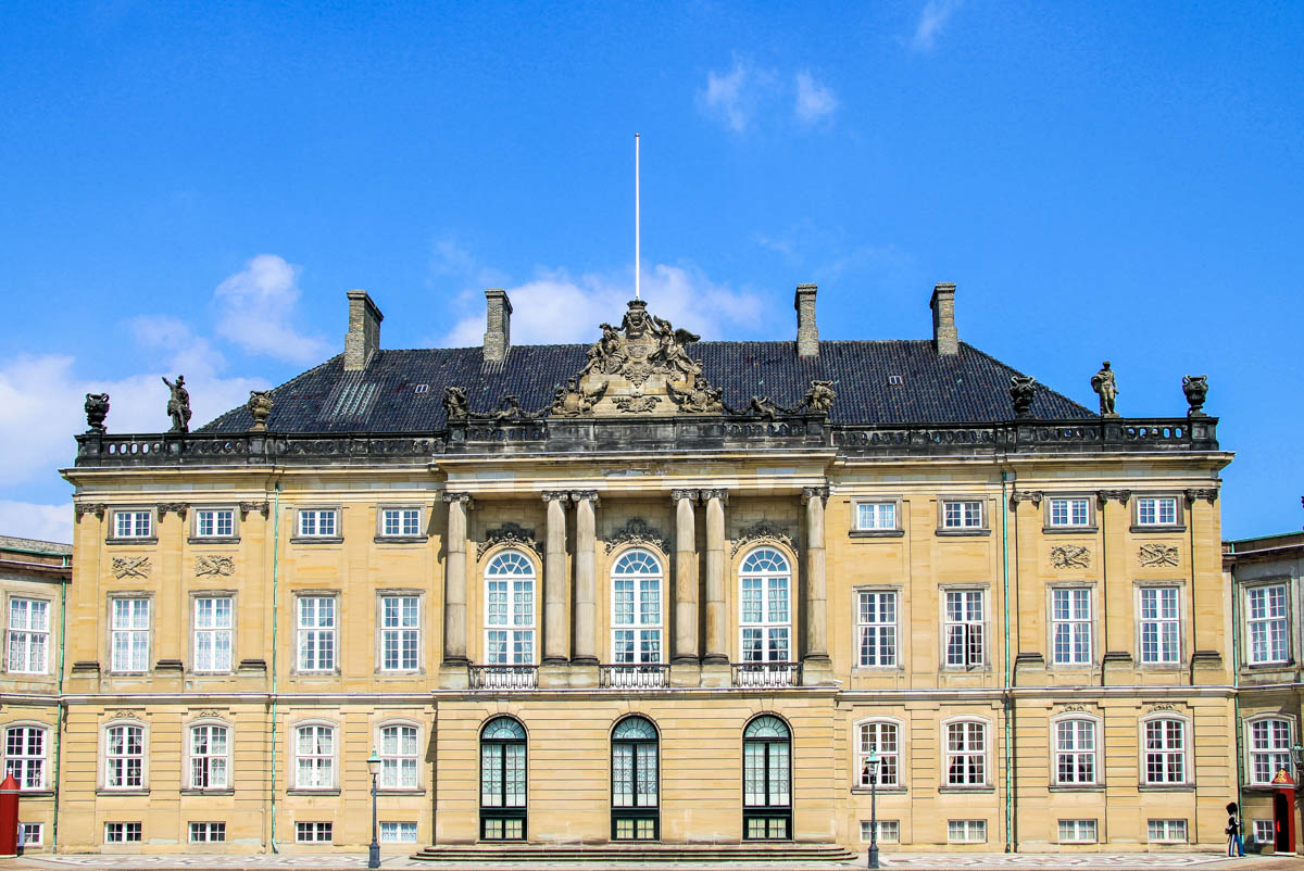 Das Königsschloss Amalienborg zählt zu den Höhepunkten des Rokoko und Barock in Dänemark und darf bei keiner Sightseeing-Tour durch Kopenhagen fehlen