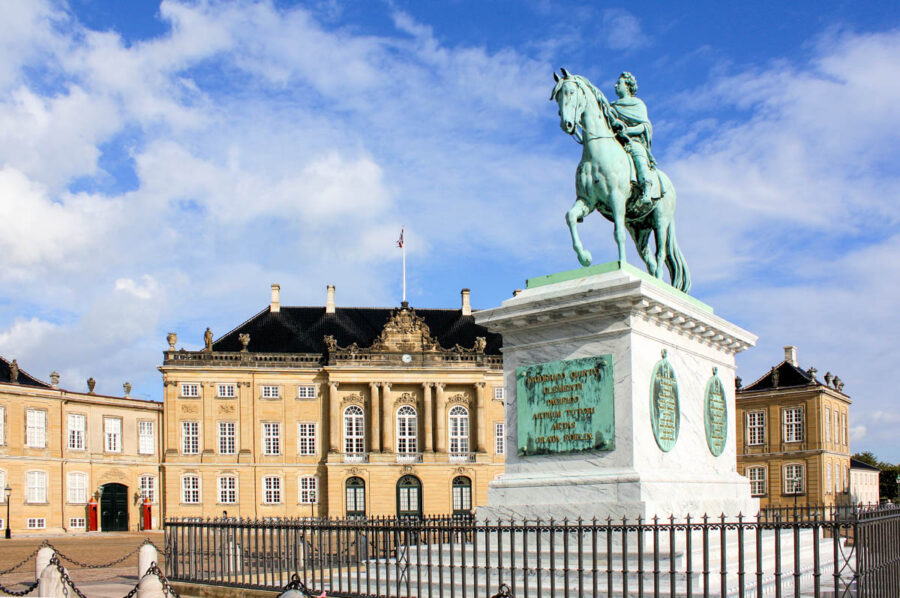 Die Mitte des Amalienborger Schlossplatzes in Kopenhagen ziert eine imposante Reiterstatue von König Friedrich V., Dänemark - © laguna35 / Fotolia