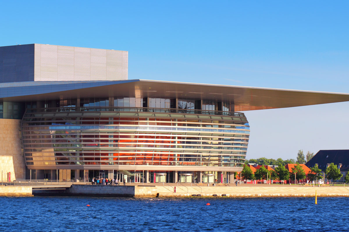Die Kosten der markanten Königlichen Oper in Kopenhagen, Dänemark, beliefen sich auf etwa 335 Millionen Euro