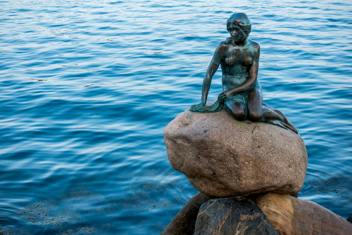 Die kleine Meerjungfrau von Kopenhagen ist eine 125cm große Bronzestatue, die auf einem Stein am Kopenhagener Hafen sitzt, Dänemark