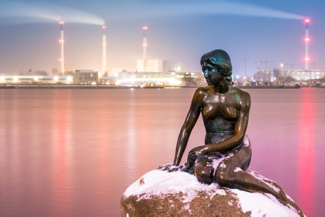 In Auftrag gegeben wurde die Kleine Meerjungfrau von Kunstliebhaber Carl Jacobsen, Gründer der Carlsberg-Brauerei, entworfen wurde die Figur vom dänischen Bildhauer Edvard Eriksen, Dänemark - © She / Shutterstock