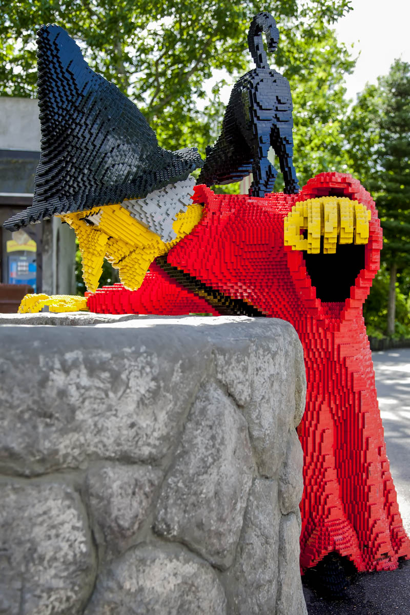 Hexe aus Legosteinen im Legoland in Billund, Dänemark