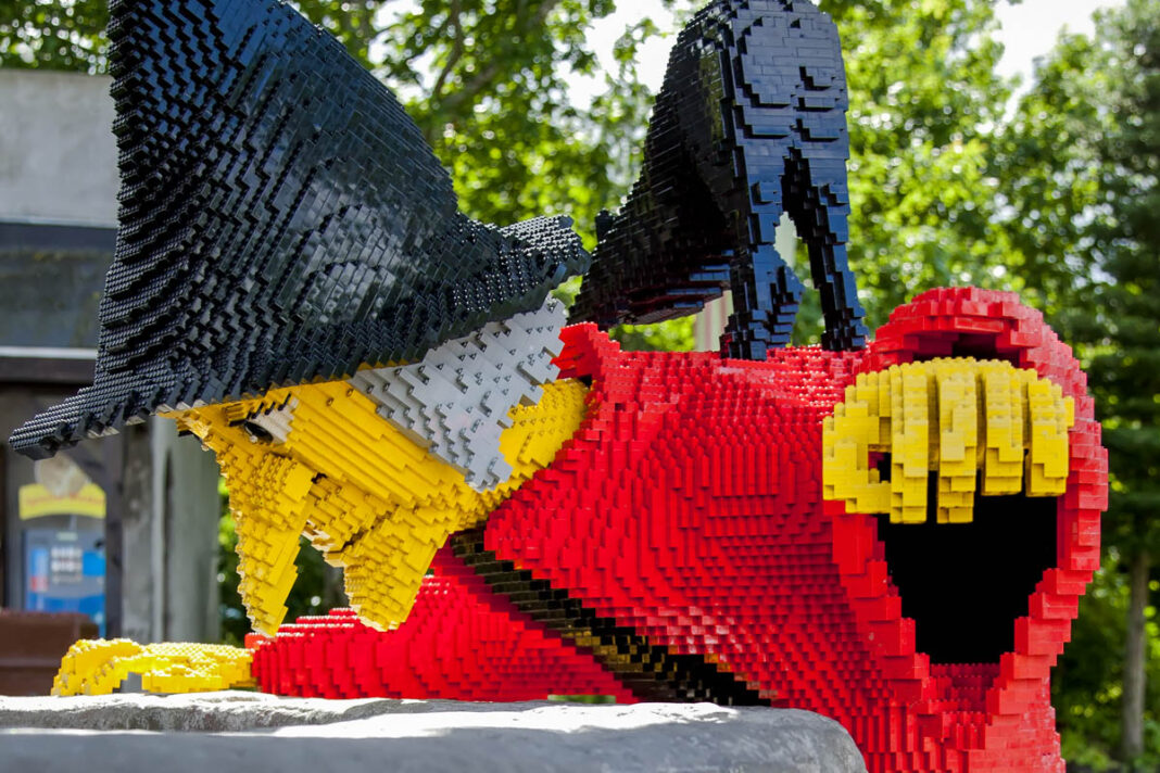 Hexe aus Legosteinen im Legoland in Billund, Dänemark - © Fulcanelli / Shutterstock