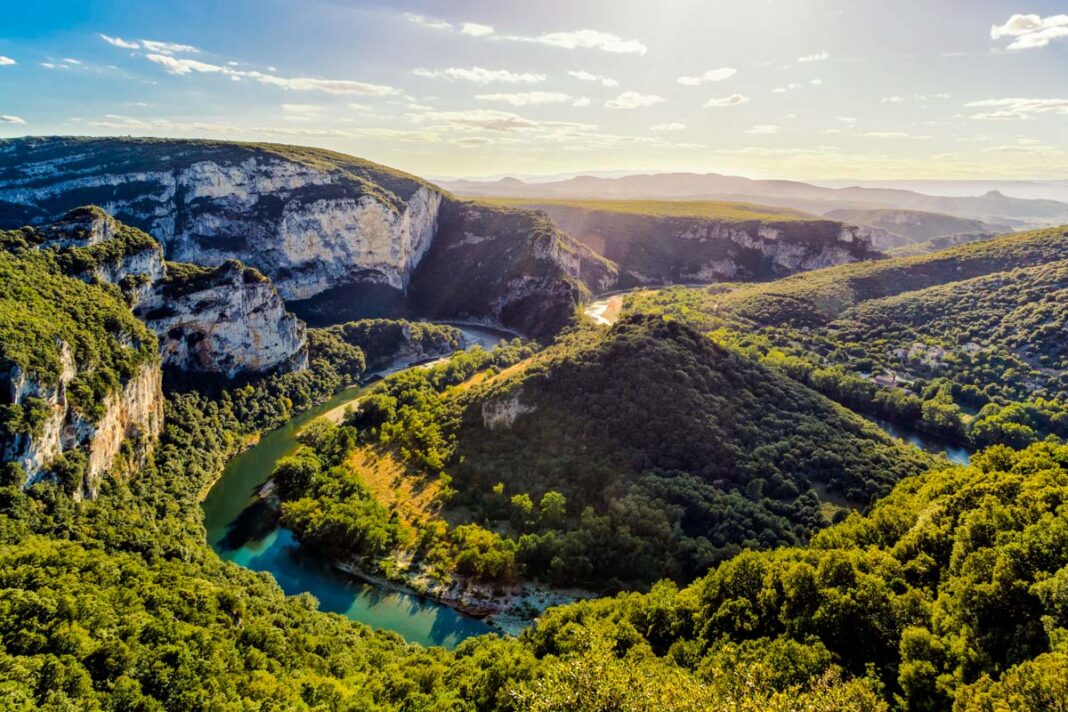 Ardèche: Spektakuläre Schluchten und faszinierende Unterwelt in Frankreich - © rz_photo / stock.adobe.com