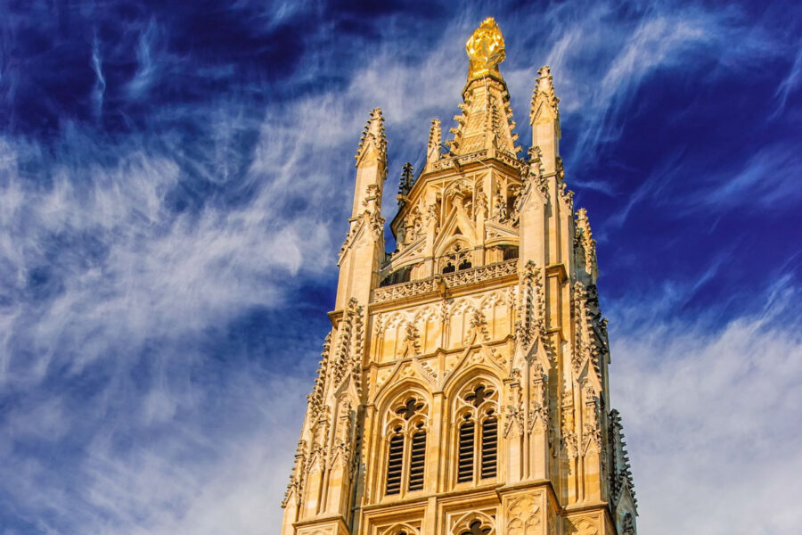 Von 1440 bis 1466 wurde die Kathedrale Saint-André in Bordeaux, Frankreich, um den freistehenden Glockenturm "Tour Pey-Berland" erweitert - © mbonaparte / Shutterstock