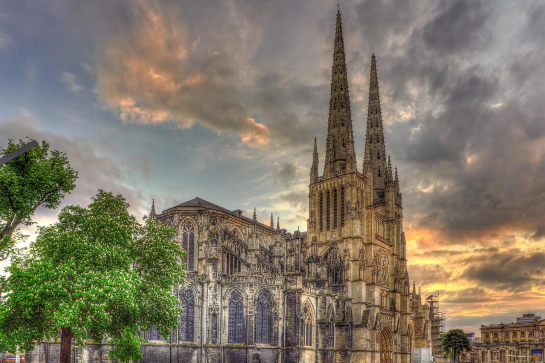 Die Kathedrale Saint-André ist die größte Kathedrale von Bordeaux und eine der größten Kathedralen Frankreichs - © Leonid Andronov / Shutterstock
