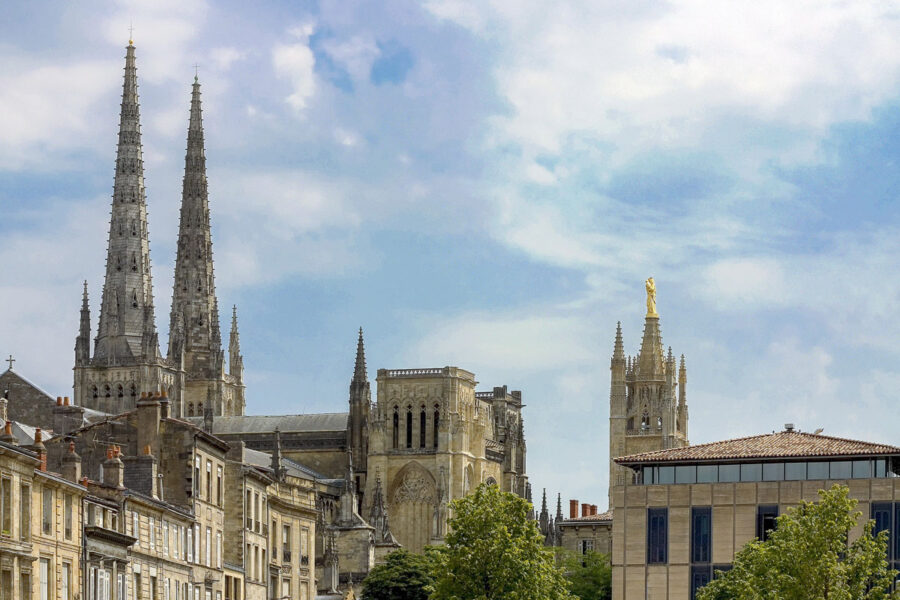 Mit 124 Metern Länge, 18 Meter Breite und 29 Meter Höhe hält die Kathedrale Saint-André den Titel der größten Kirche von Bordeaux, Frankreich - © Lagui / Shutterstock