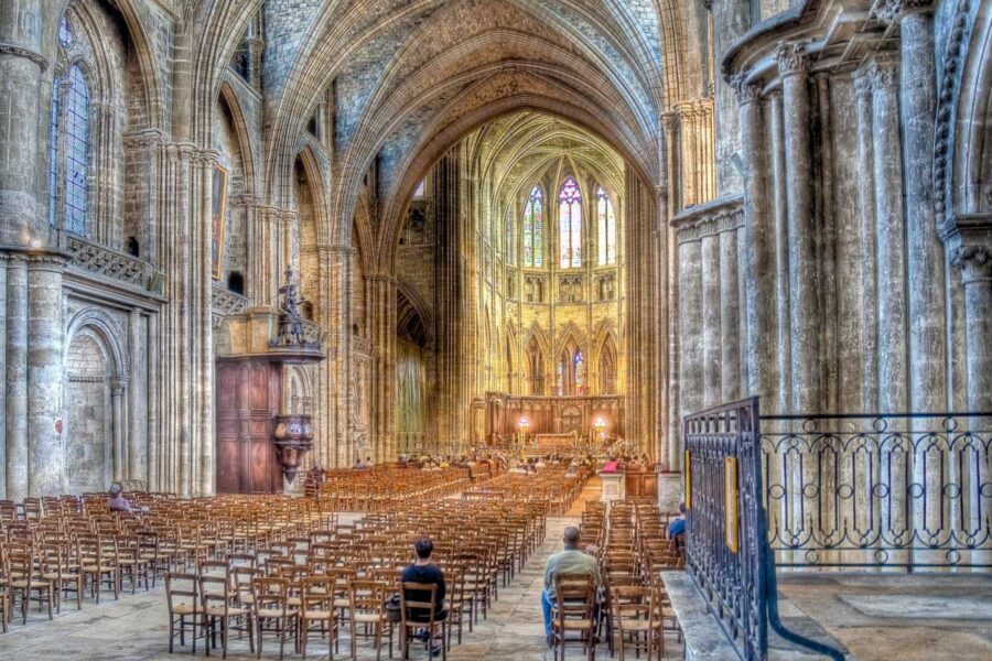 Trotz ihrer beachtlichen Größe besteht die Kathedrale Saint-André in Bordeaux nur aus einem einzigen Kirchenschiff, Frankreich - © Anibal Trejo / Shutterstock