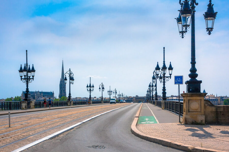 Die 500m lange Brücke von der Esplanade bis zur Kirche Sainte Marie de la Bastide in Bordeaux, Frankreich, ist für Autos, Fußgänger und eine Straßenbahnlinie geöffnet - © Sergey Kelin / Shutterstock