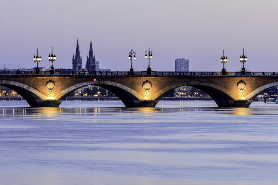 Aufgrund der starken Strömung der Garonne stellte sich der Bau der Pont de Pierre in Bordeaux, Frankreich, als gar nicht so einfach heraus - © designbydx / Shutterstock