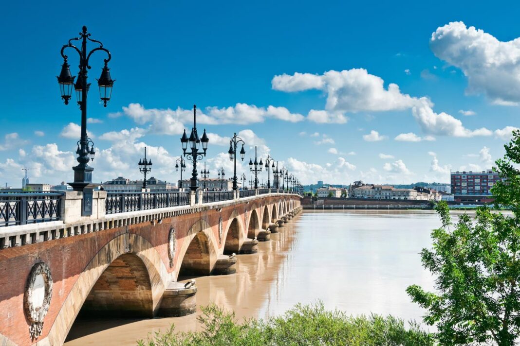 Die 17 Bögen der Pont de Pierre in Bordeaux erinnern an die 17 Buchstaben ihres Auftraggebers, Napoleon Bonaparte, Kaiser von Frankreich - © Alexander Demyanenko / Shutterst